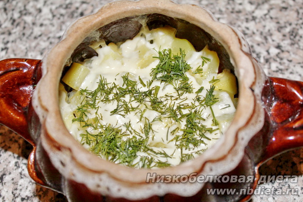 Овощи с грибами в горшочке