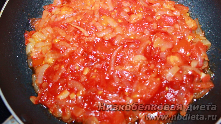Добавить томатную пасту