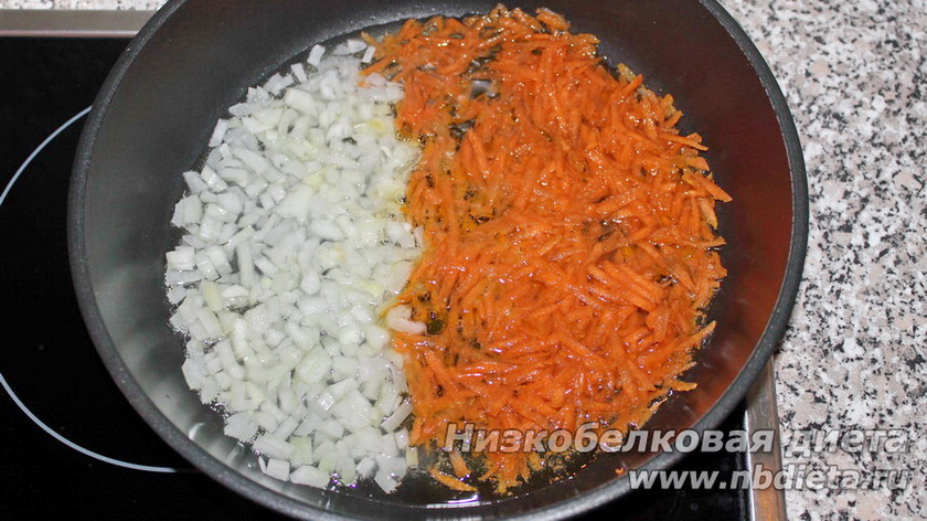 Потушить морковь и лук