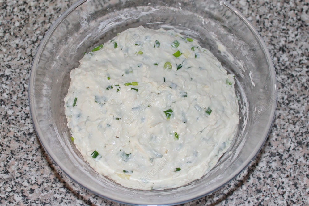 Поднявшееся тесто с зелёным луком и сыром