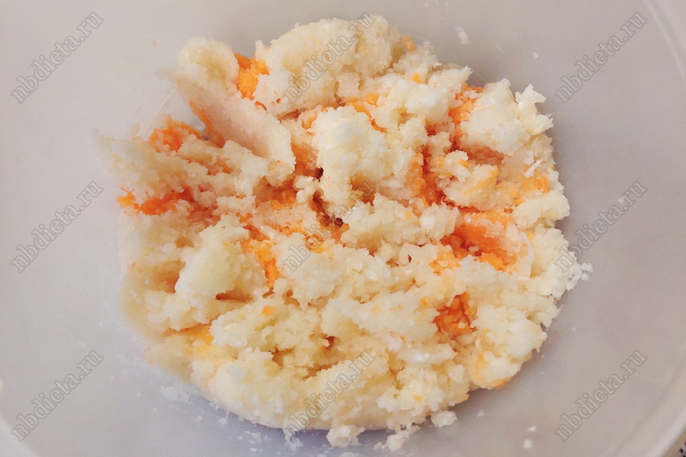 Измельчить капусту и морковь